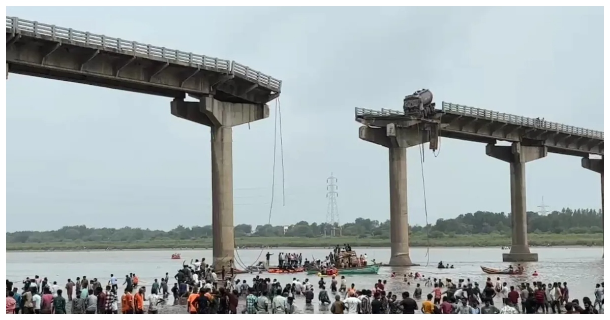 আহতদের উদ্ধারে কাজ করছে উদ্ধারকারী দল। ছবি: এনডিটিভি